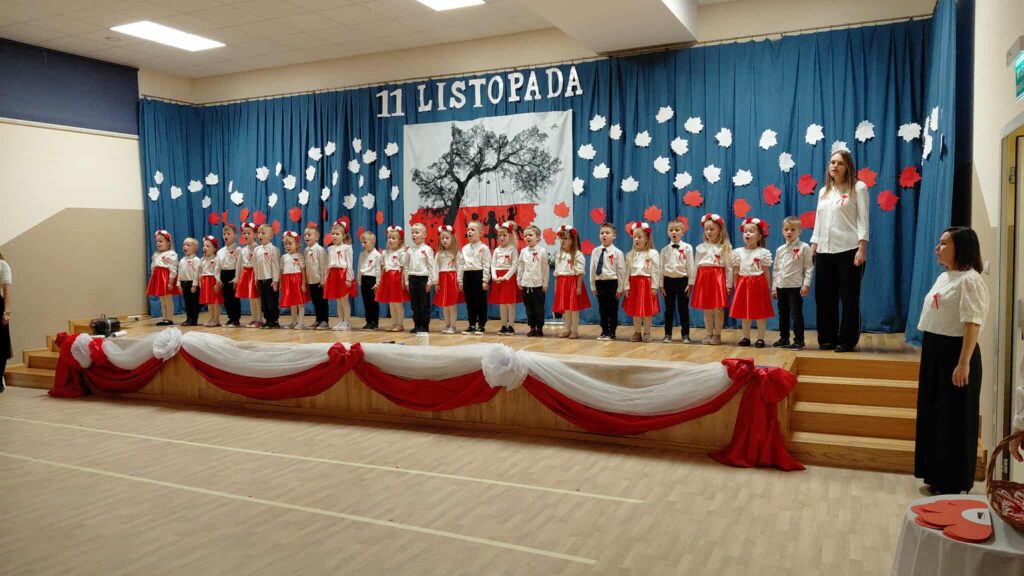 AKADEMIA Z OKAZJI 11 LISTOPADA- GRUPA ŻYRAFKI