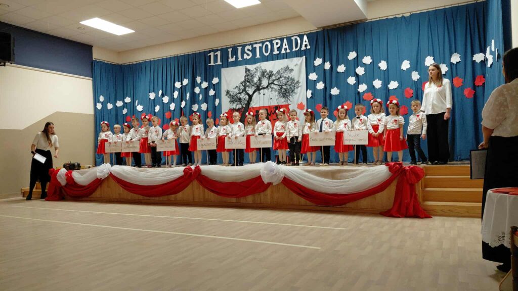 AKADEMIA Z OKAZJI 11 LISTOPADA- GRUPA ŻYRAFKI