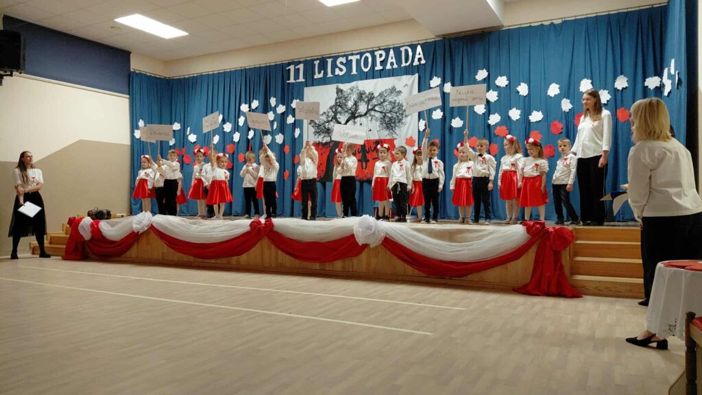 AKADEMIA Z OKAZJI 11 LISTOPADA- GRUPA ŻYRAFKI