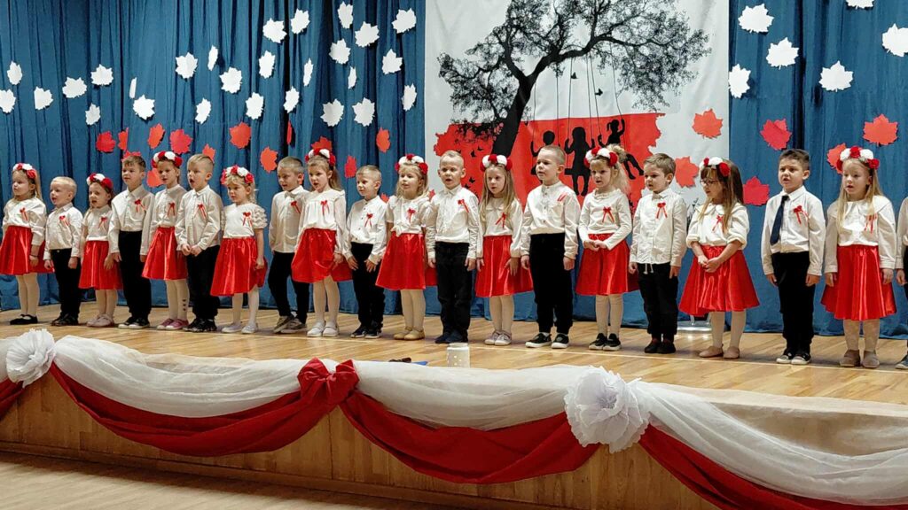 AKADEMIA Z OKAZJI 11 LISTOPADA- GRUPA ŻYRAFKI