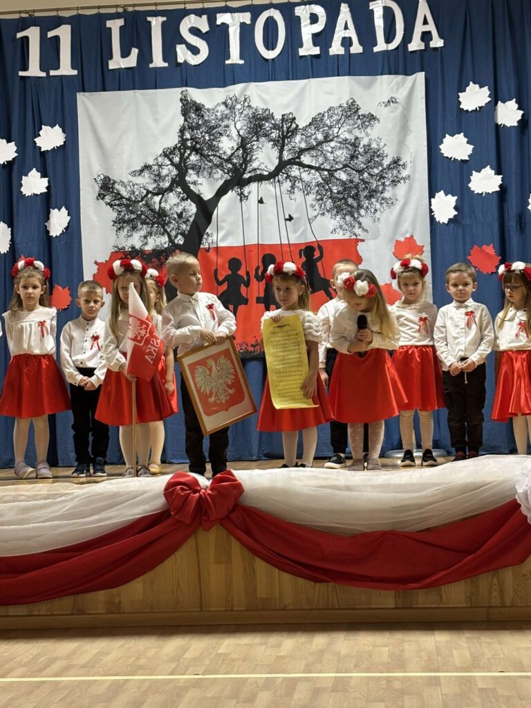 AKADEMIA Z OKAZJI 11 LISTOPADA- GRUPA ŻYRAFKI