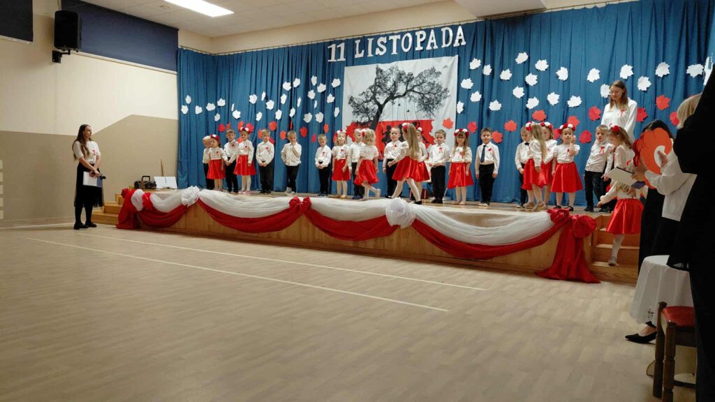 AKADEMIA Z OKAZJI 11 LISTOPADA- GRUPA ŻYRAFKI