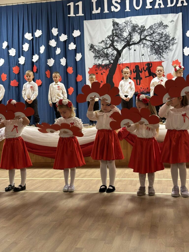 AKADEMIA Z OKAZJI 11 LISTOPADA- GRUPA ŻYRAFKI