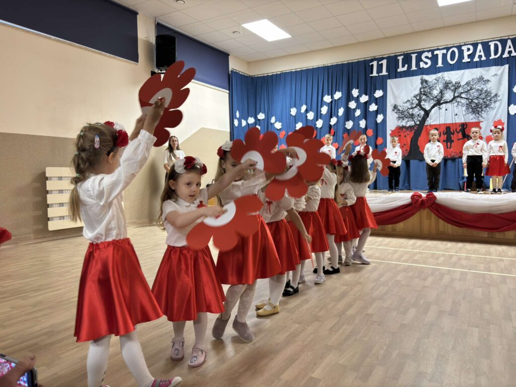 AKADEMIA Z OKAZJI 11 LISTOPADA- GRUPA ŻYRAFKI