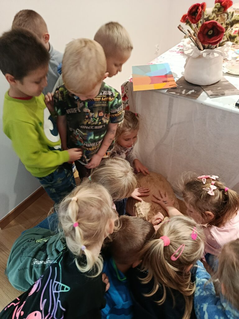 WYJŚCIE DO BUSKIEJ GALERII SZTUKI "WILLA POLONIA"- GRUPA ŻYRAF