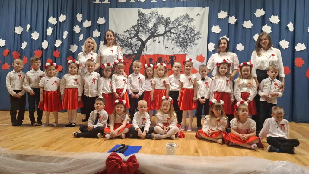 AKADEMIA Z OKAZJI 11 LISTOPADA- GRUPA ŻYRAFKI