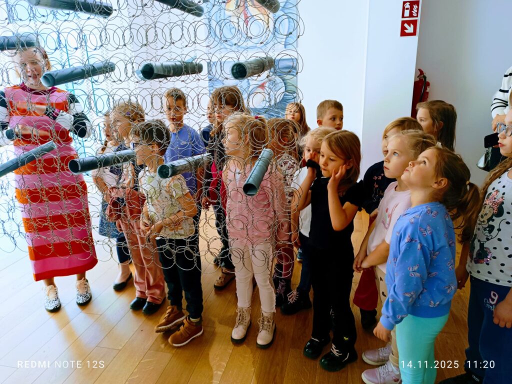 "Motylki" poznają kolejne ważne miejsca w naszym mieście. Wycieczka do Buskiej Galerii Sztuki "Willa Polonia".