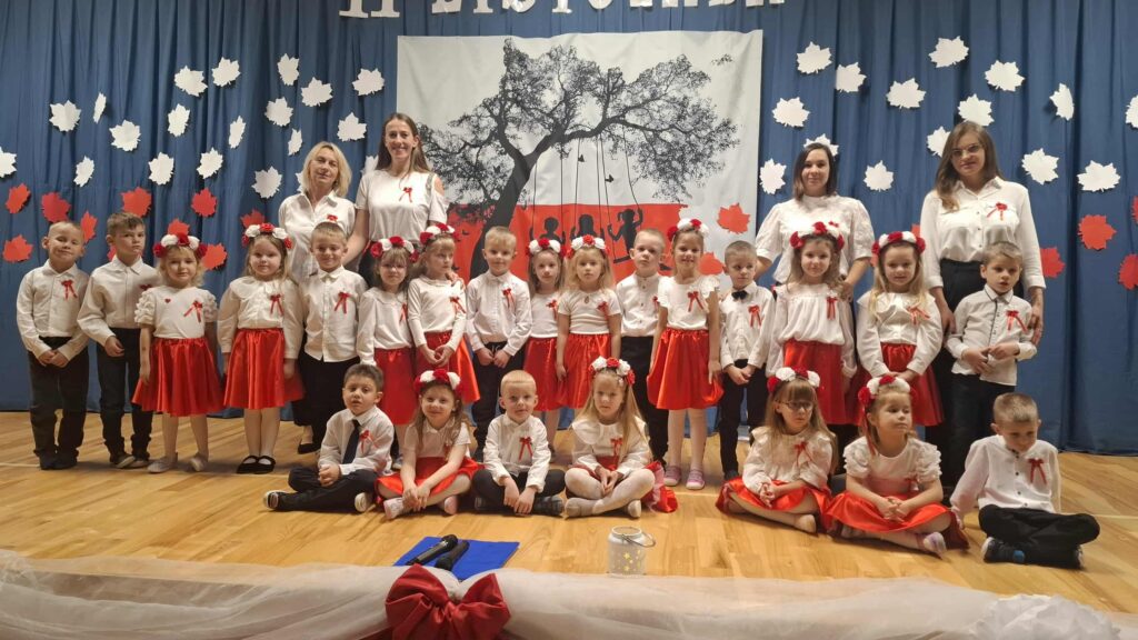 AKADEMIA Z OKAZJI 11 LISTOPADA- GRUPA ŻYRAFKI