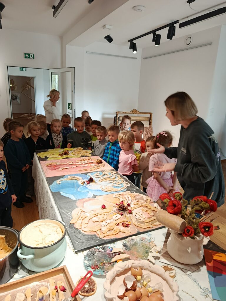 WYJŚCIE DO BUSKIEJ GALERII SZTUKI "WILLA POLONIA"- GRUPA ŻYRAF