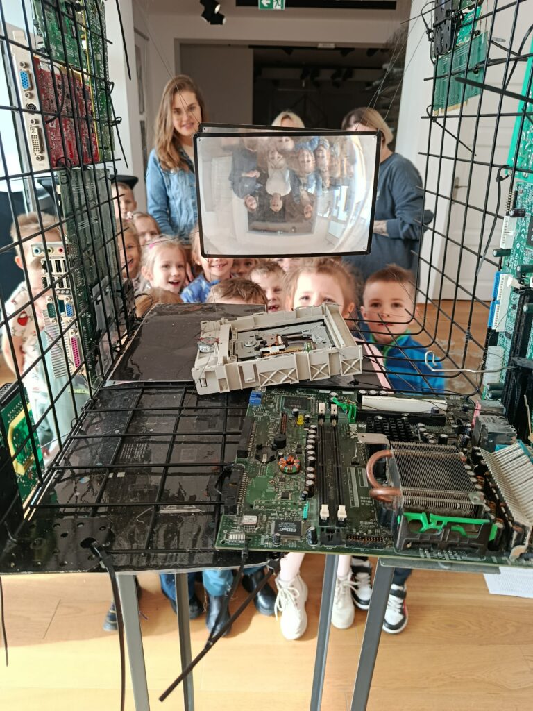 WYJŚCIE DO BUSKIEJ GALERII SZTUKI "WILLA POLONIA"- GRUPA ŻYRAF