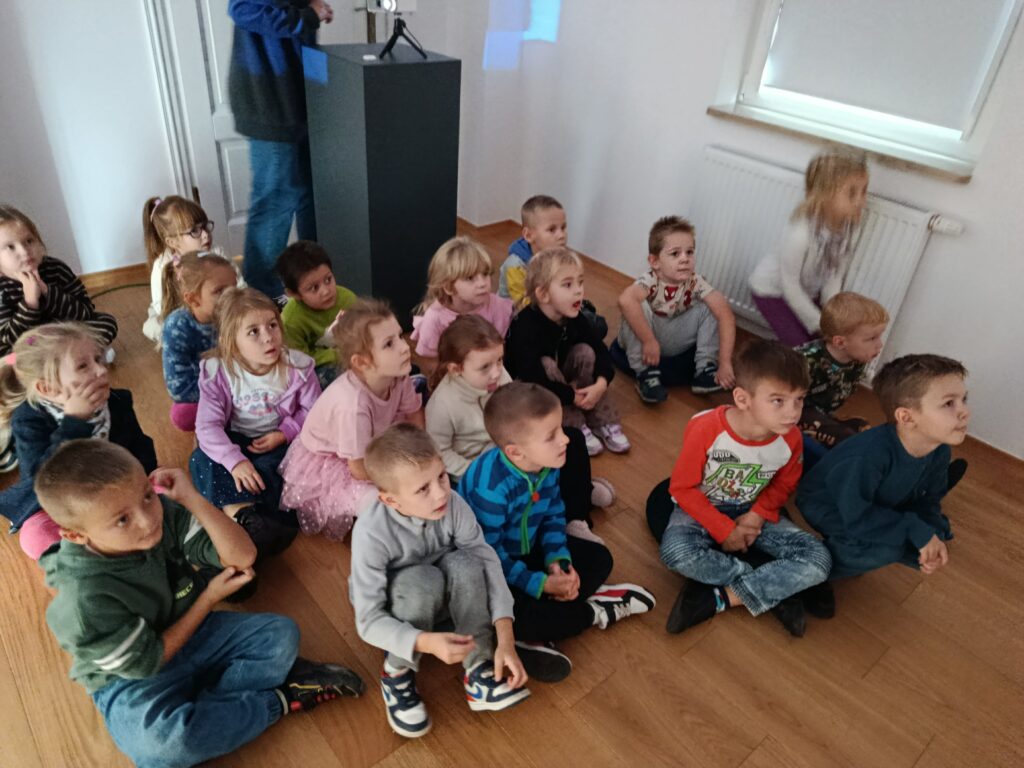 WYJŚCIE DO BUSKIEJ GALERII SZTUKI "WILLA POLONIA"- GRUPA ŻYRAF