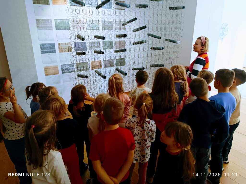 "Motylki" poznają kolejne ważne miejsca w naszym mieście. Wycieczka do Buskiej Galerii Sztuki "Willa Polonia".