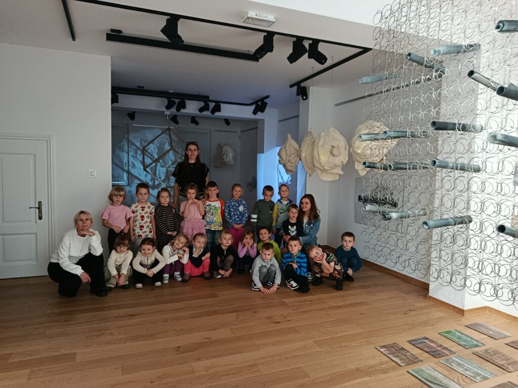 WYJŚCIE DO BUSKIEJ GALERII SZTUKI "WILLA POLONIA"- GRUPA ŻYRAF