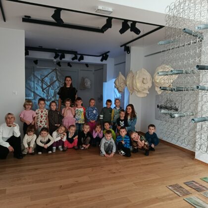 WYJŚCIE DO BUSKIEJ GALERII SZTUKI "WILLA POLONIA"- GRUPA ŻYRAF