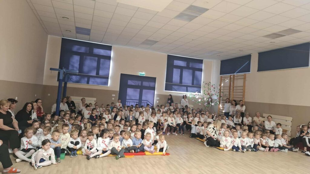 AKADEMIA Z OKAZJI 11 LISTOPADA- GRUPA ŻYRAFKI