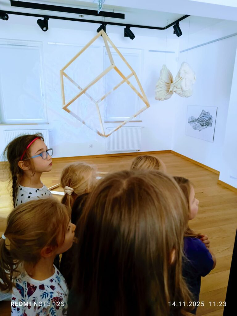 "Motylki" poznają kolejne ważne miejsca w naszym mieście. Wycieczka do Buskiej Galerii Sztuki "Willa Polonia".