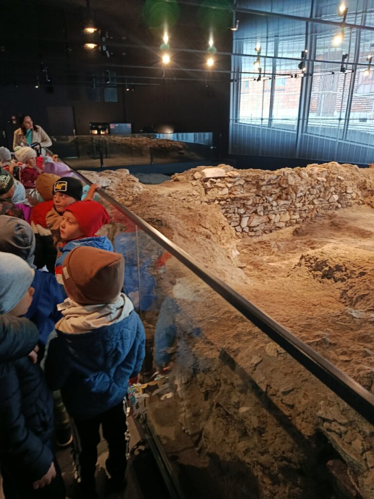 WYCIECZKA DO MUZEUM ARCHEOLOGICZNEGO W WIŚLICY  - GRUPA ŻYRAFKI 