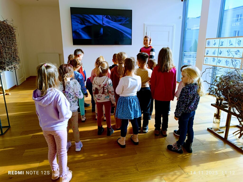 "Motylki" poznają kolejne ważne miejsca w naszym mieście. Wycieczka do Buskiej Galerii Sztuki "Willa Polonia".