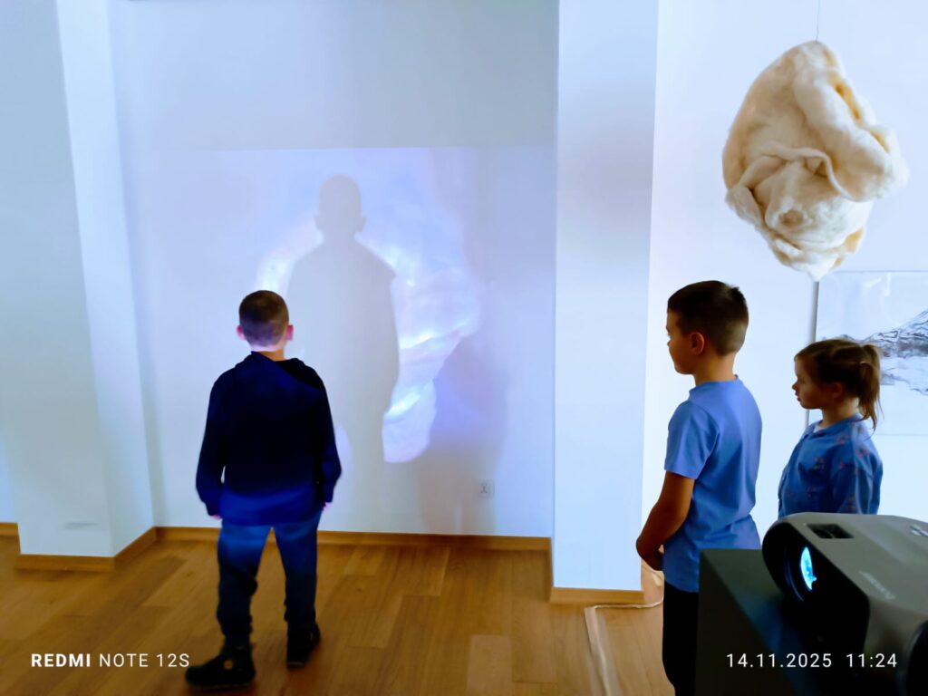 "Motylki" poznają kolejne ważne miejsca w naszym mieście. Wycieczka do Buskiej Galerii Sztuki "Willa Polonia".