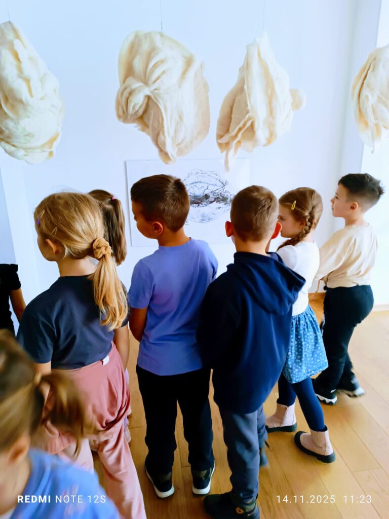 "Motylki" poznają kolejne ważne miejsca w naszym mieście. Wycieczka do Buskiej Galerii Sztuki "Willa Polonia".