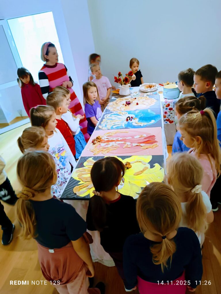 "Motylki" poznają kolejne ważne miejsca w naszym mieście. Wycieczka do Buskiej Galerii Sztuki "Willa Polonia".