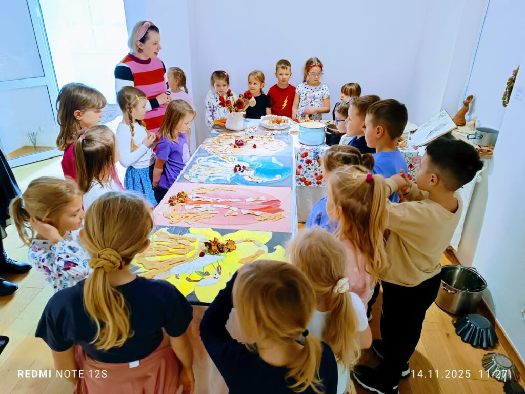 "Motylki" poznają kolejne ważne miejsca w naszym mieście. Wycieczka do Buskiej Galerii Sztuki "Willa Polonia".