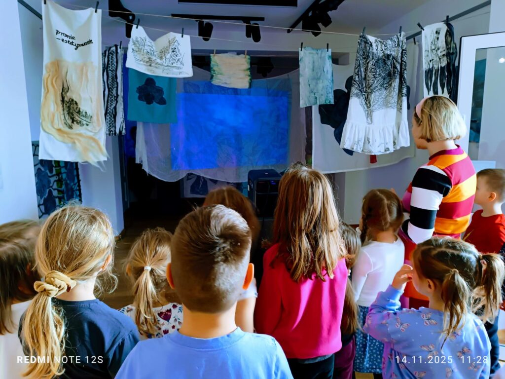 "Motylki" poznają kolejne ważne miejsca w naszym mieście. Wycieczka do Buskiej Galerii Sztuki "Willa Polonia".