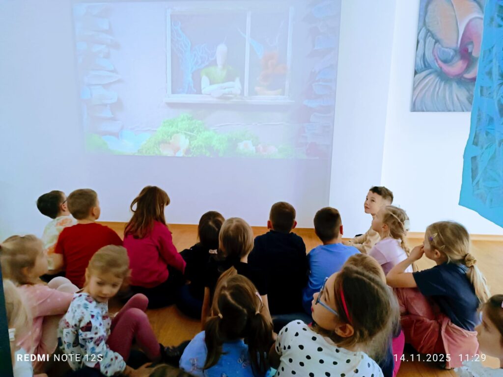 "Motylki" poznają kolejne ważne miejsca w naszym mieście. Wycieczka do Buskiej Galerii Sztuki "Willa Polonia".