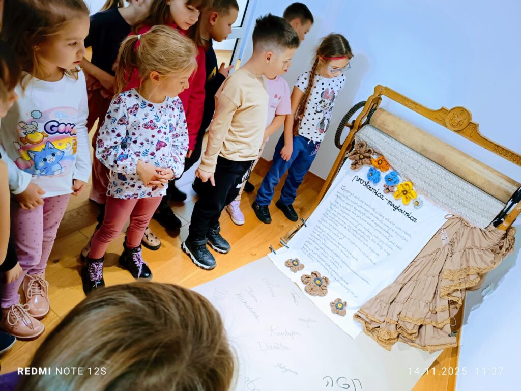 "Motylki" poznają kolejne ważne miejsca w naszym mieście. Wycieczka do Buskiej Galerii Sztuki "Willa Polonia".