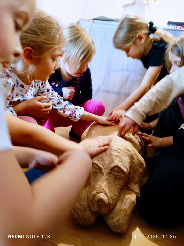 "Motylki" poznają kolejne ważne miejsca w naszym mieście. Wycieczka do Buskiej Galerii Sztuki "Willa Polonia".