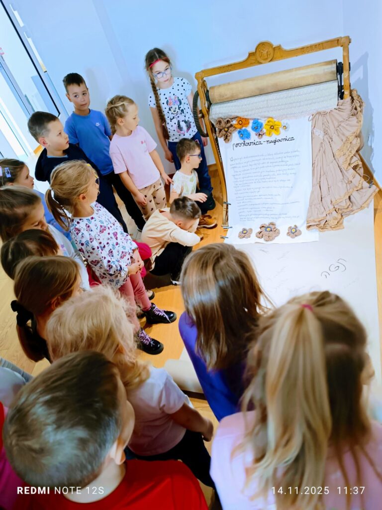 "Motylki" poznają kolejne ważne miejsca w naszym mieście. Wycieczka do Buskiej Galerii Sztuki "Willa Polonia".