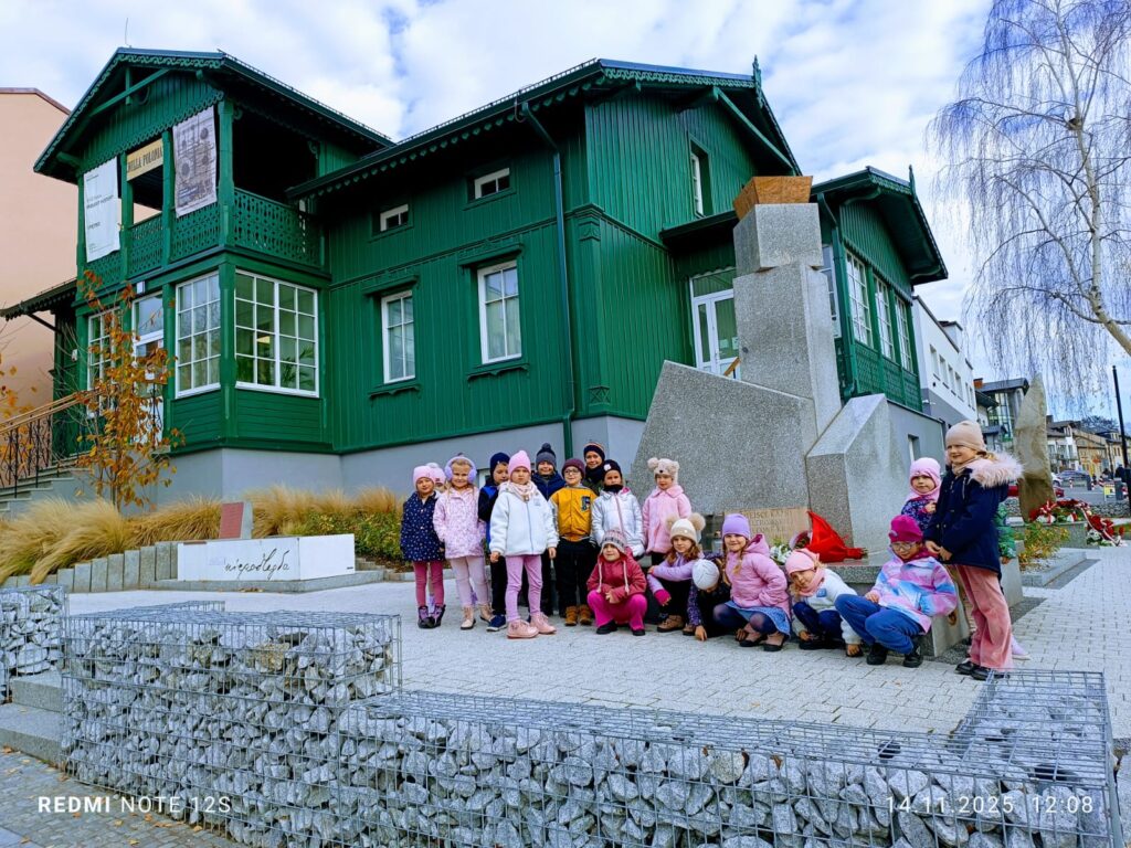 "Motylki" poznają kolejne ważne miejsca w naszym mieście. Wycieczka do Buskiej Galerii Sztuki "Willa Polonia".