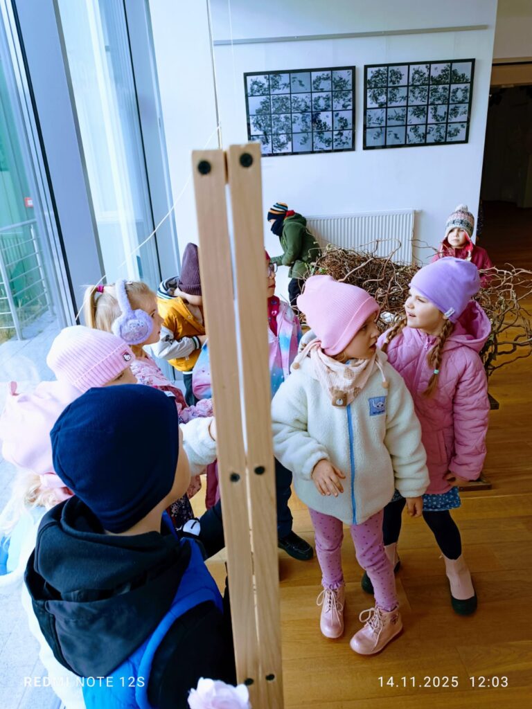 "Motylki" poznają kolejne ważne miejsca w naszym mieście. Wycieczka do Buskiej Galerii Sztuki "Willa Polonia".