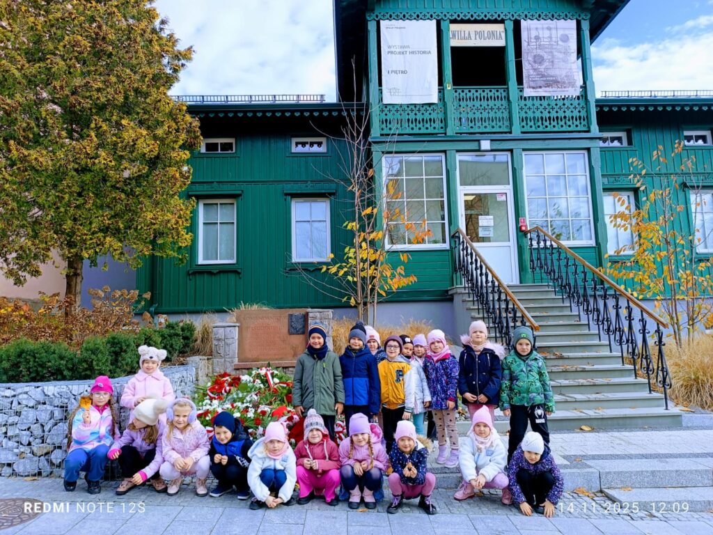 "Motylki" poznają kolejne ważne miejsca w naszym mieście. Wycieczka do Buskiej Galerii Sztuki "Willa Polonia".