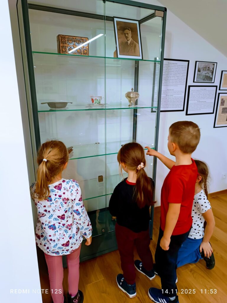 "Motylki" poznają kolejne ważne miejsca w naszym mieście. Wycieczka do Buskiej Galerii Sztuki "Willa Polonia".