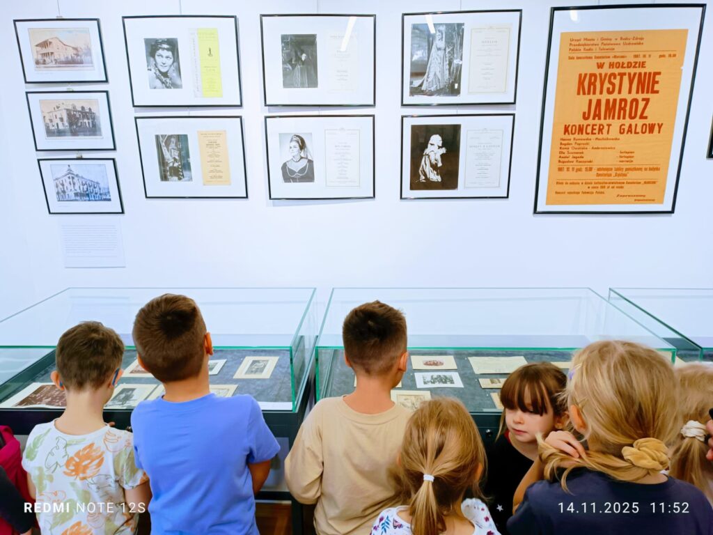 "Motylki" poznają kolejne ważne miejsca w naszym mieście. Wycieczka do Buskiej Galerii Sztuki "Willa Polonia".