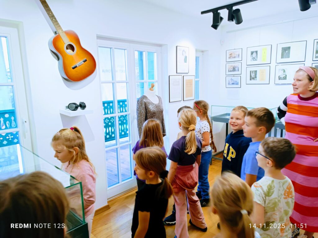 "Motylki" poznają kolejne ważne miejsca w naszym mieście. Wycieczka do Buskiej Galerii Sztuki "Willa Polonia".