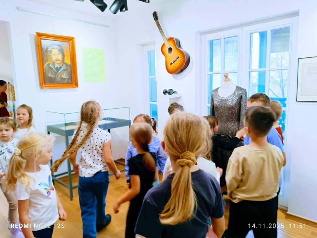 "Motylki" poznają kolejne ważne miejsca w naszym mieście. Wycieczka do Buskiej Galerii Sztuki "Willa Polonia".