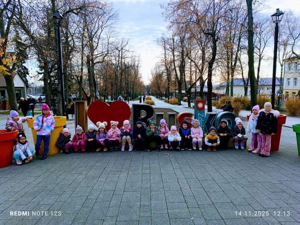 "Motylki" poznają kolejne ważne miejsca w naszym mieście. Wycieczka do Buskiej Galerii Sztuki "Willa Polonia".