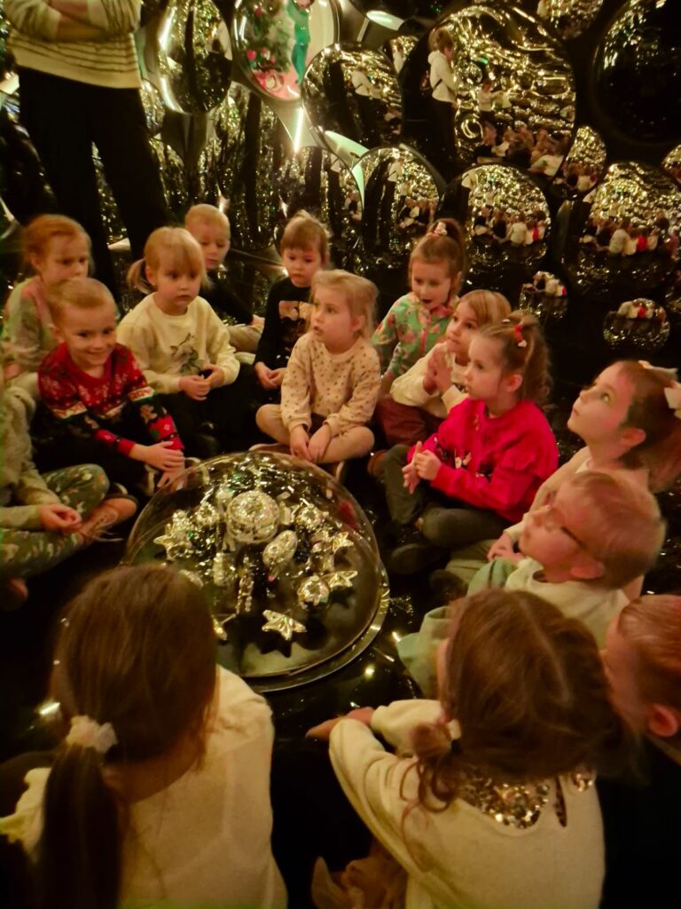 Wycieczka do Fabryki Bombki w Staszowie. Grupa "Wiewiórki".