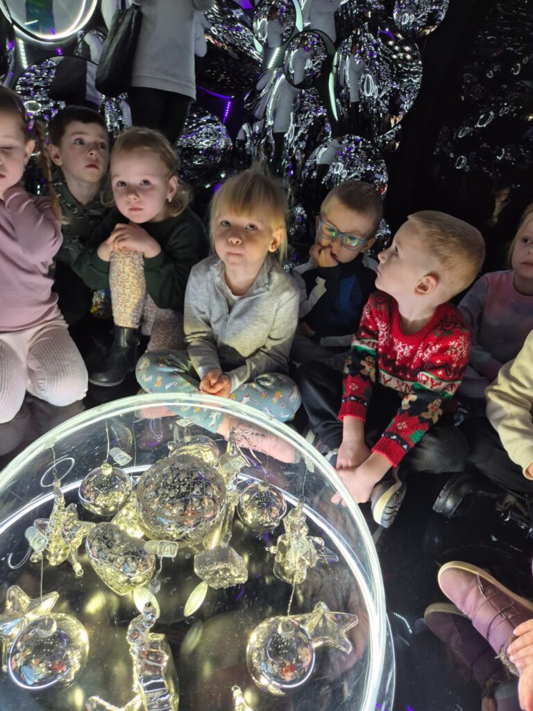 Wycieczka do Fabryki Bombki w Staszowie. Grupa "Wiewiórki".