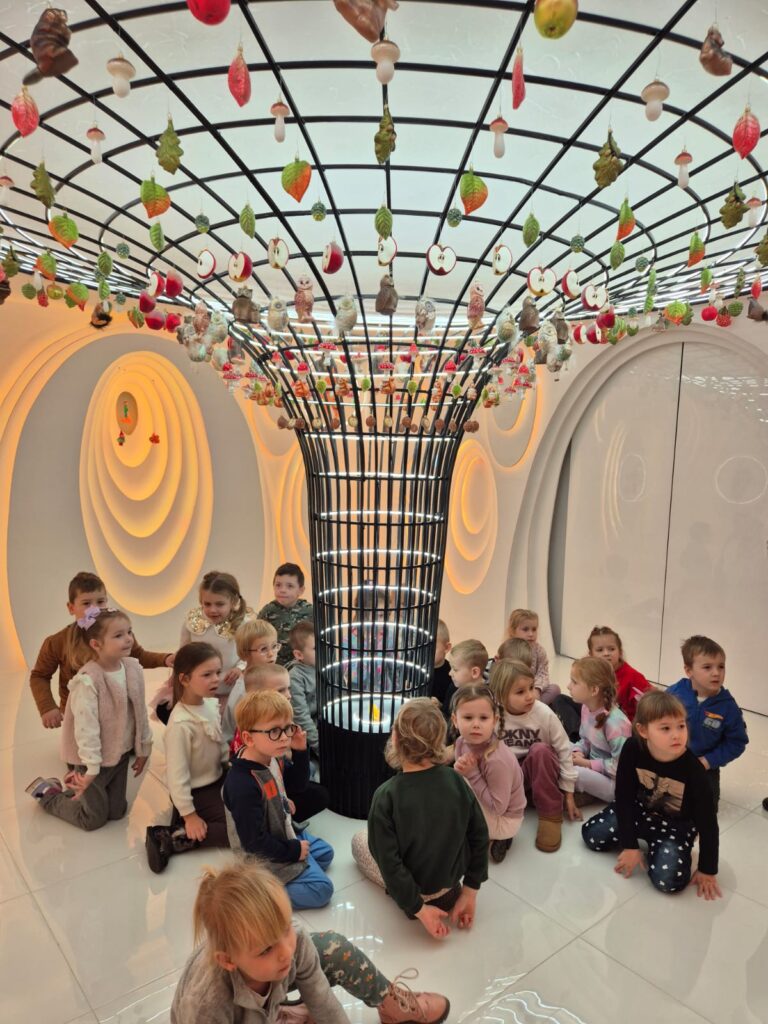 Wycieczka do Fabryki Bombki w Staszowie. Grupa "Wiewiórki".