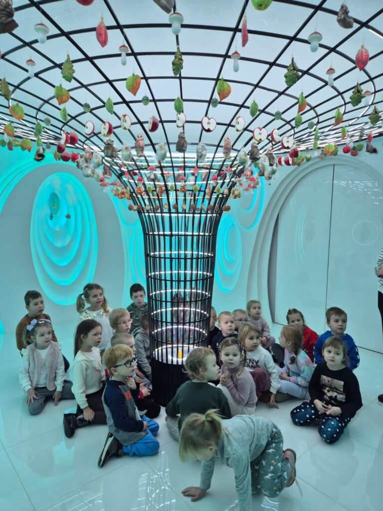 Wycieczka do Fabryki Bombki w Staszowie. Grupa "Wiewiórki".