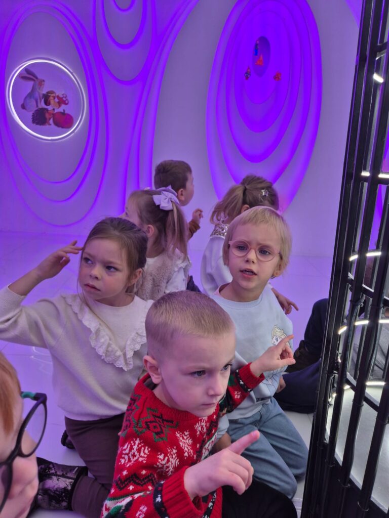 Wycieczka do Fabryki Bombki w Staszowie. Grupa "Wiewiórki".