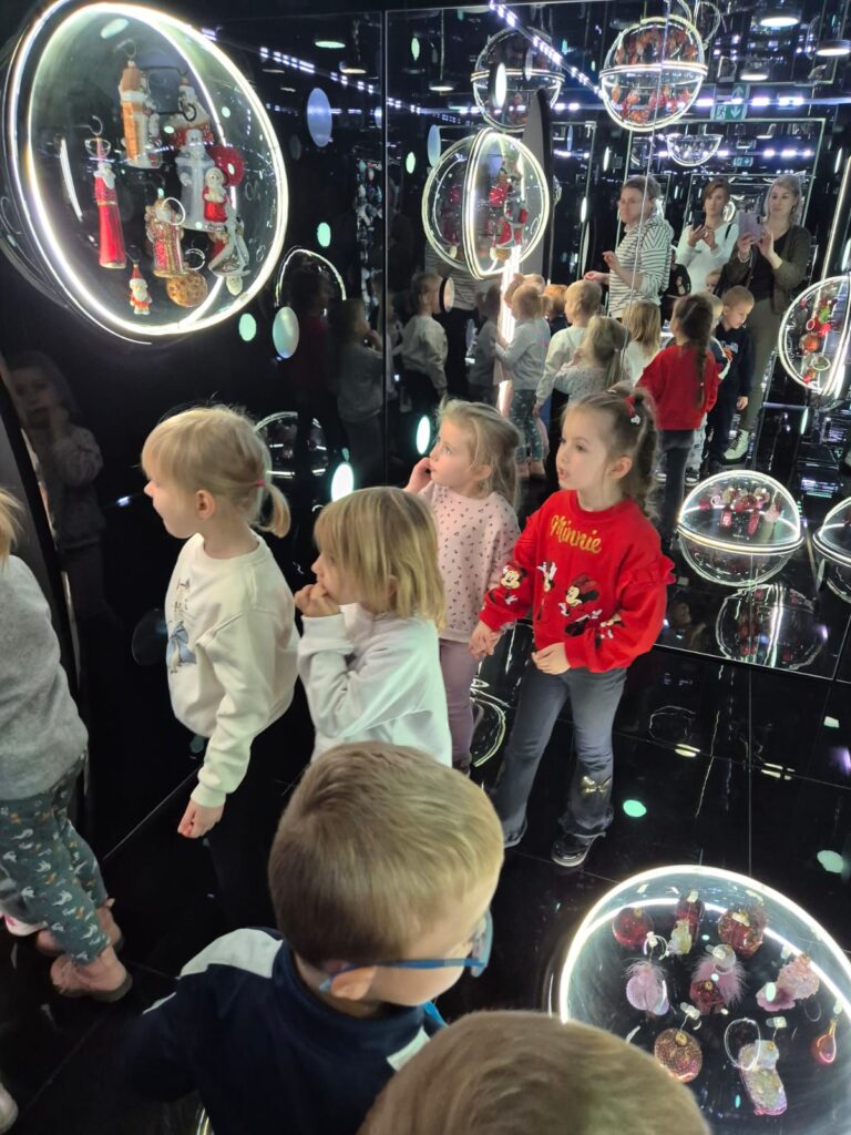 Wycieczka do Fabryki Bombki w Staszowie. Grupa "Wiewiórki".