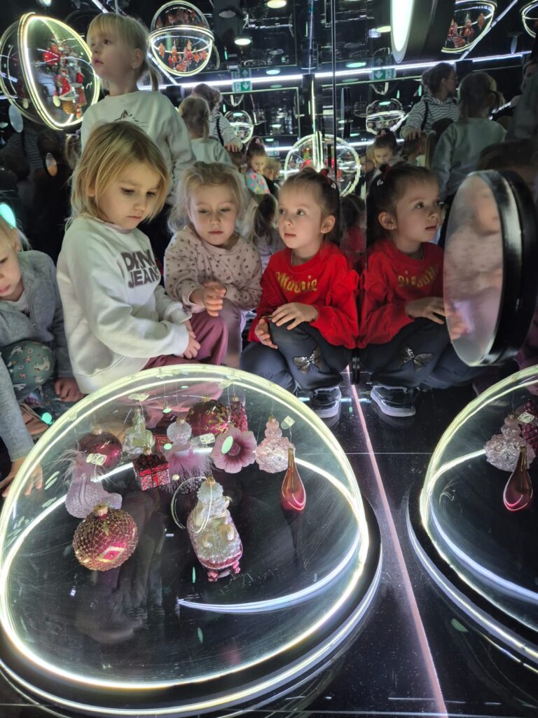 Wycieczka do Fabryki Bombki w Staszowie. Grupa "Wiewiórki".