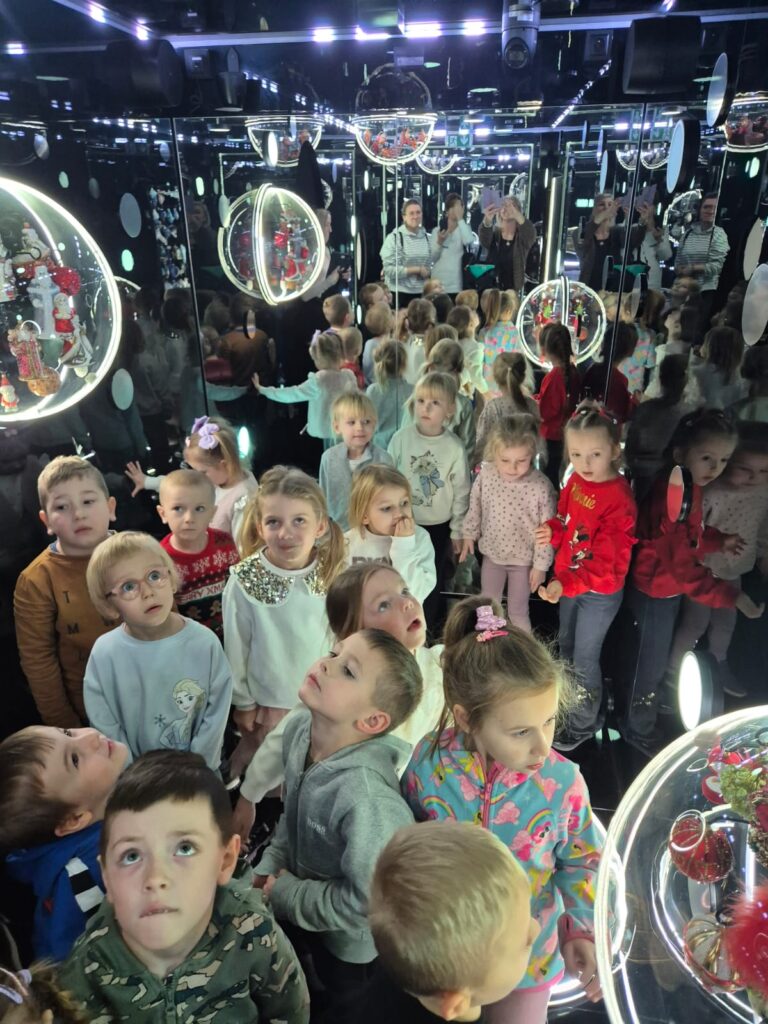 Wycieczka do Fabryki Bombki w Staszowie. Grupa "Wiewiórki".