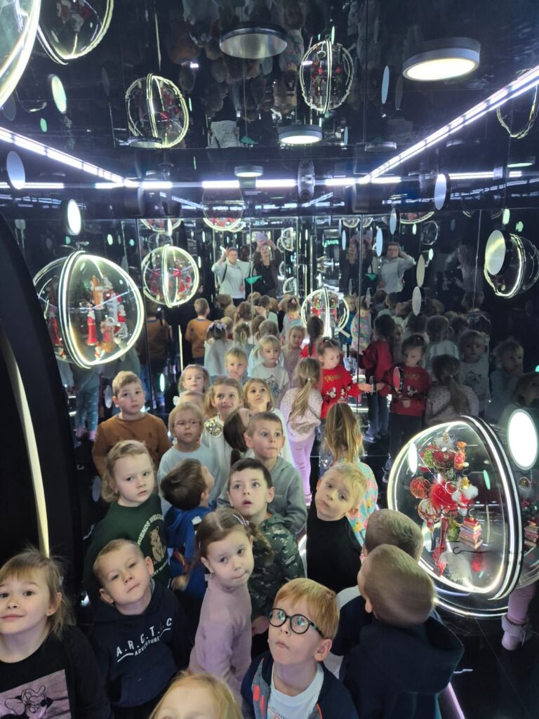 Wycieczka do Fabryki Bombki w Staszowie. Grupa "Wiewiórki".