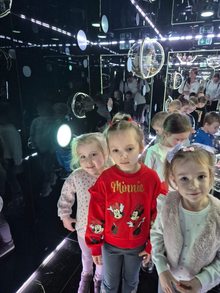 Wycieczka do Fabryki Bombki w Staszowie. Grupa "Wiewiórki".