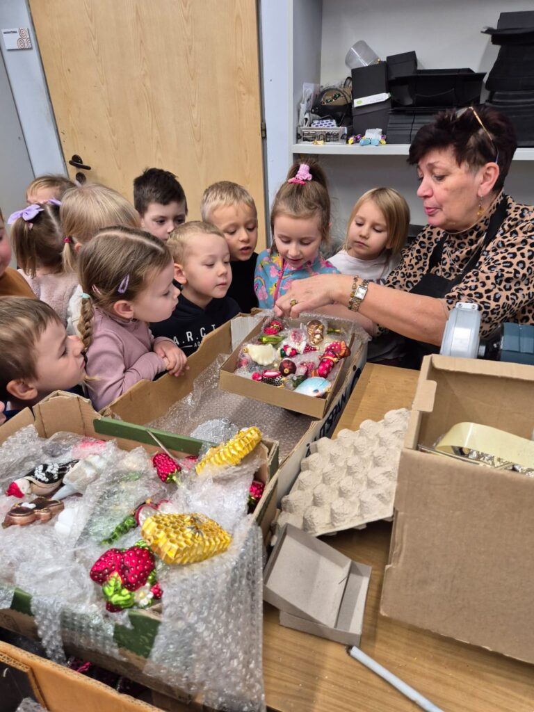 Wycieczka do Fabryki Bombki w Staszowie. Grupa "Wiewiórki".